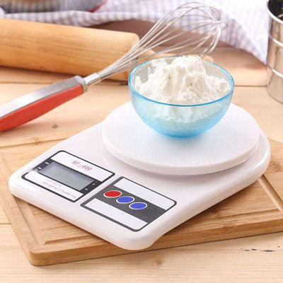 balances de cuisine avec bol remplis farine