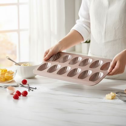 Femme tenant Moule madeleine inox sur plan cuisine 