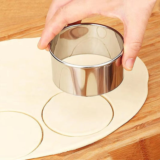 decoupe cercles avec emporte piece sur pate gateau petrie