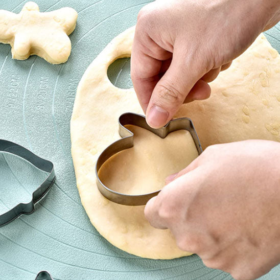 decoupe emporte piece noel gand sur pate biscuit