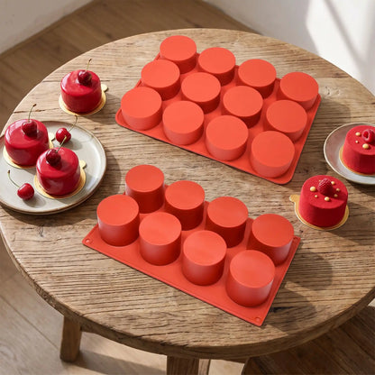 deux moule en silicone rond sur table bois ronde