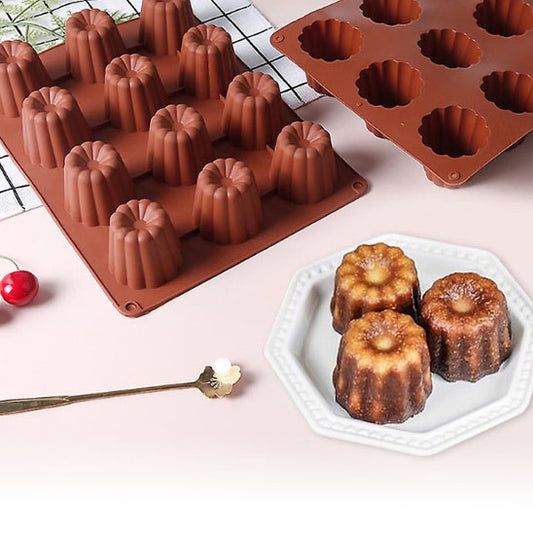 deux moules en silicone avec trois caneles