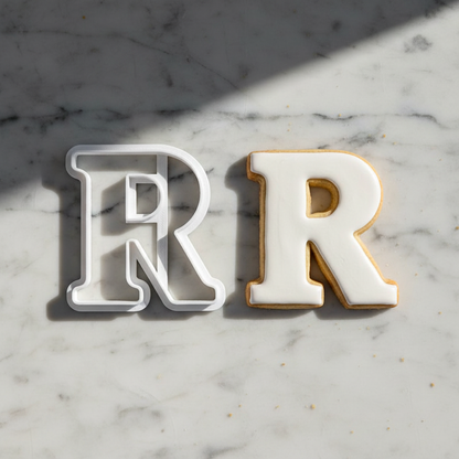 Emporte piece en lettre R sur table marbre