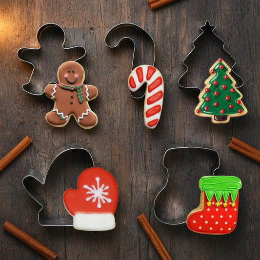 Ensemble Emporte piece noel sur table bois foncé