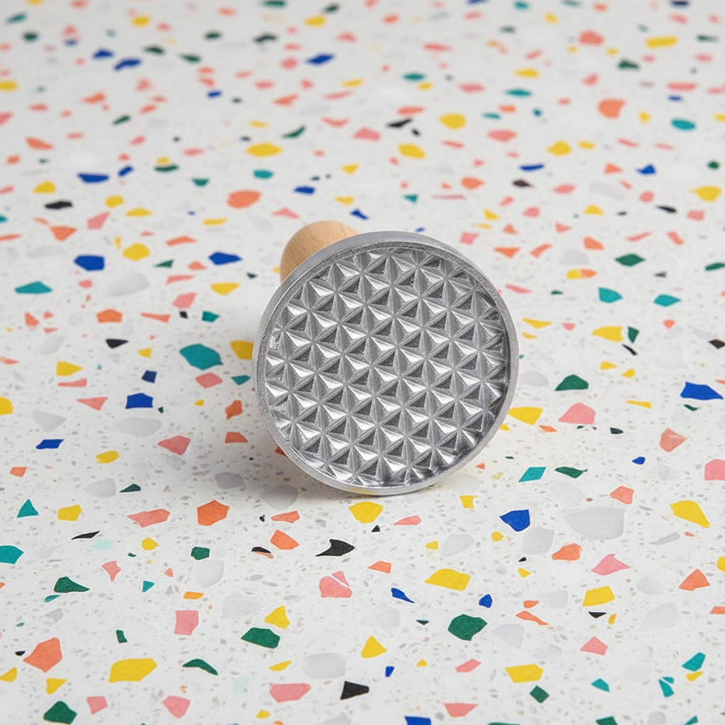 Emporte-pièce professionnel sur table coloré 