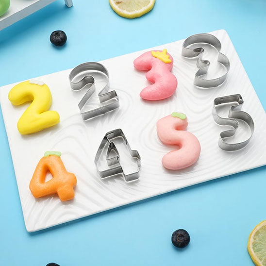 emporte-pièce professionnel sur planche avec biscuits forme chiffres 
