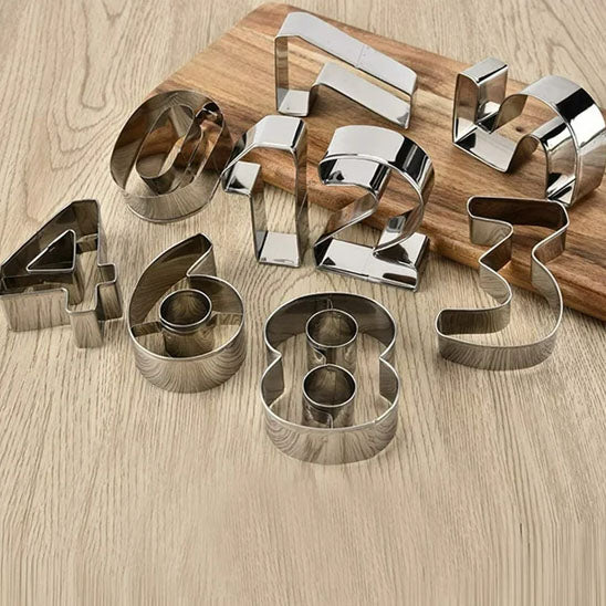 emporte-pièce professionnel chiffres sur table bois avec planche