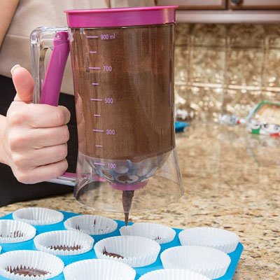 remplissage moule a muffin au chocolat avec entonnoir à piston