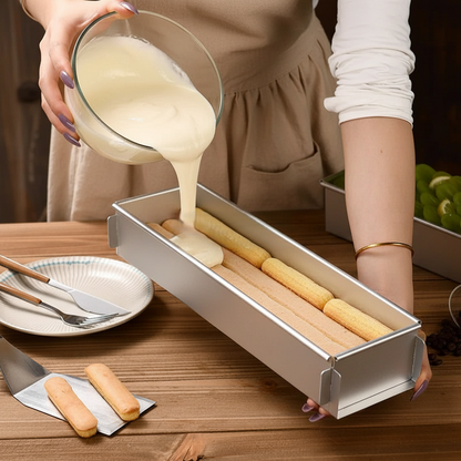 femme verse crème dans moule rectangulaire gateau
