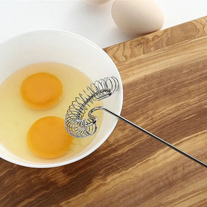 fouet dans bol avec oeufs