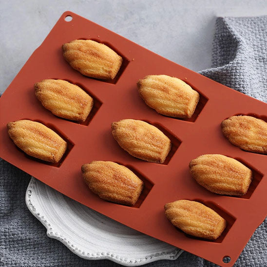 gateau dans moule madeleine