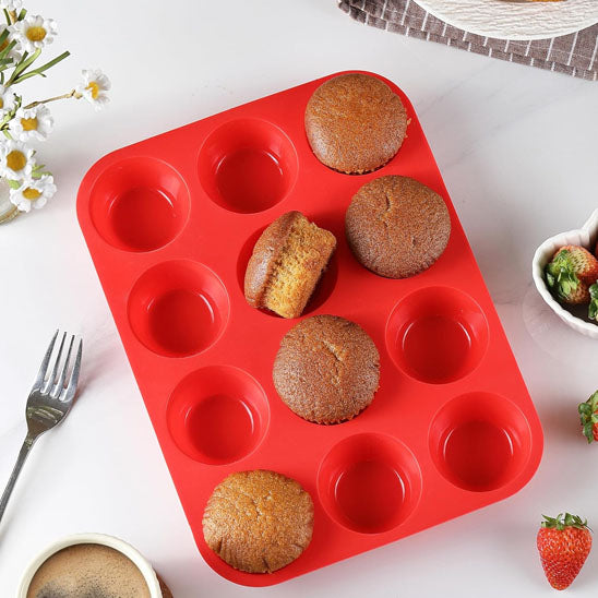 gateau demouler dans moule a muffin rouge