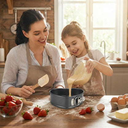 Mère et fille remplissent Moule a charniere avec pâte gâteau 