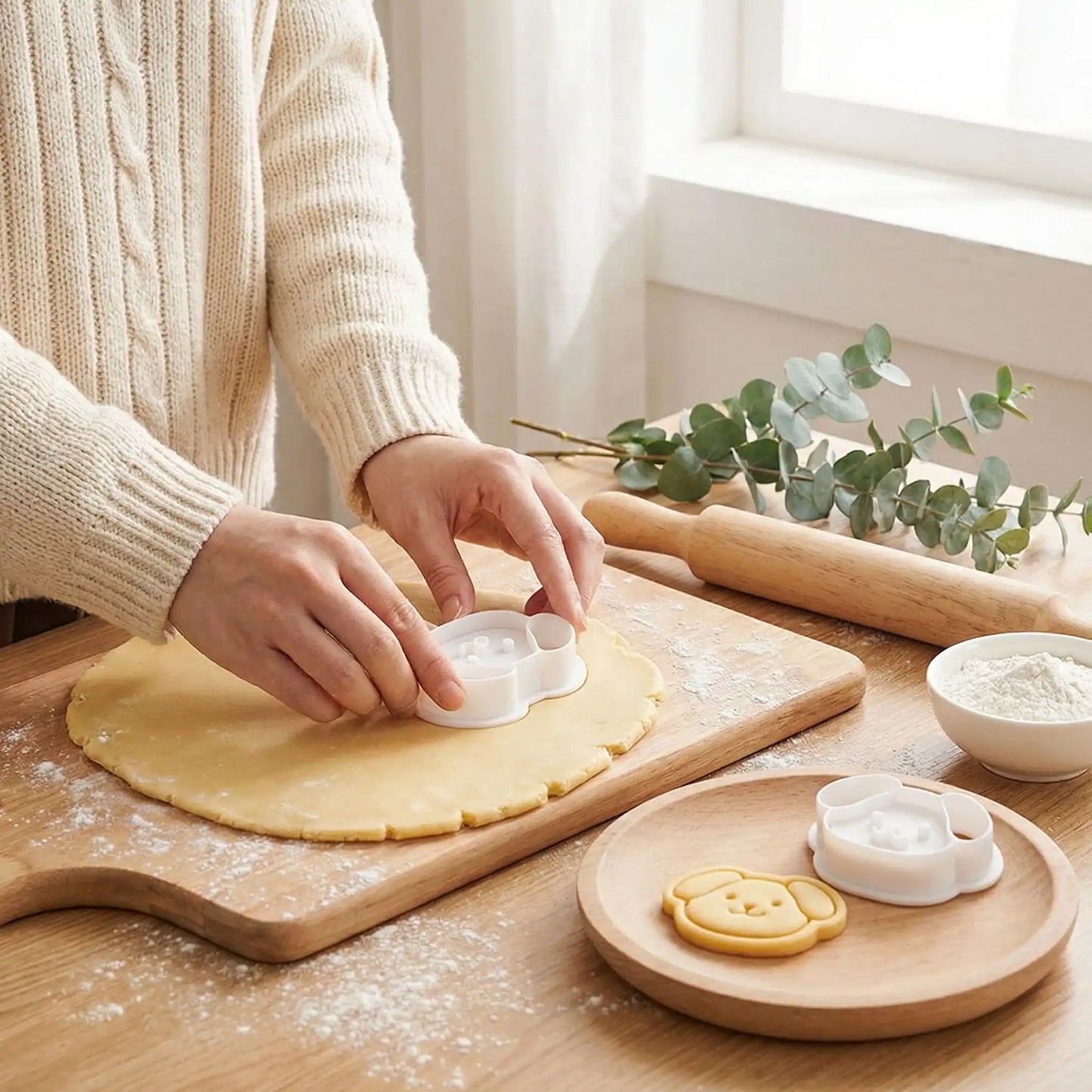 Femme utilisant Emporte piece patisserie en forme chien