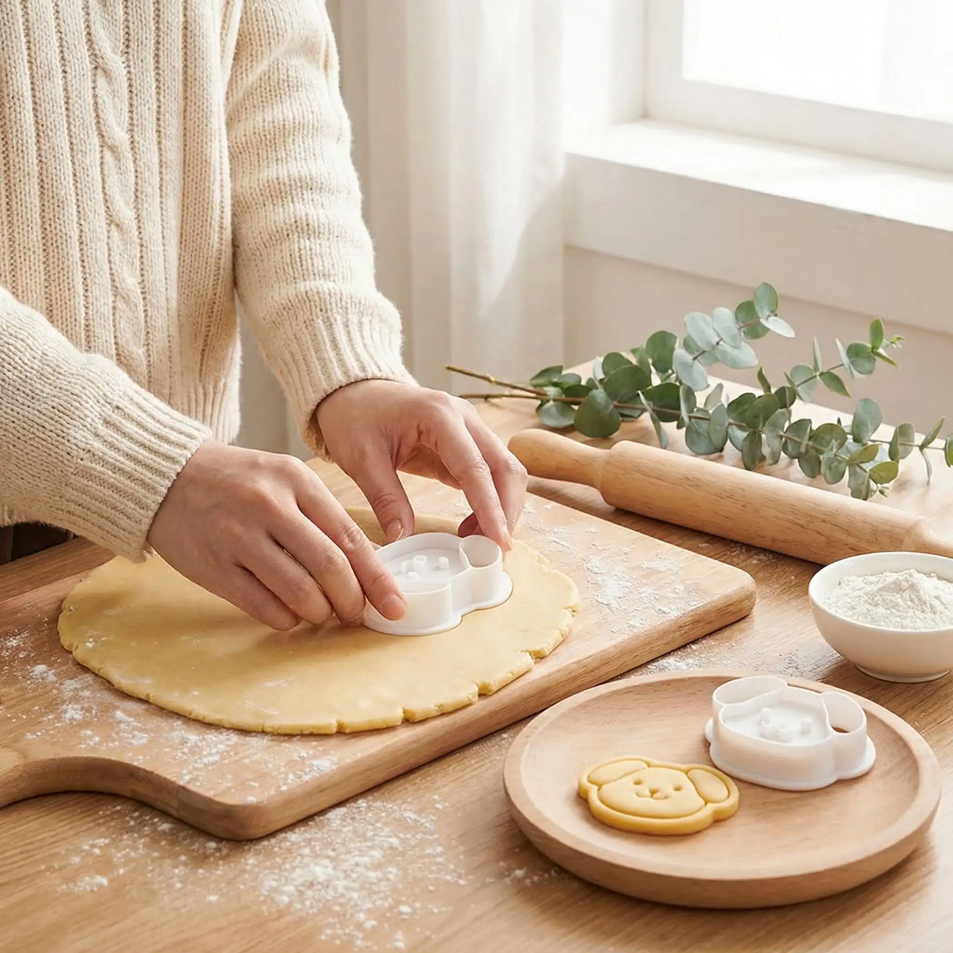 Femme utilisant Emporte piece patisserie en forme chien