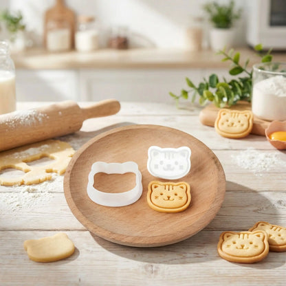 Emporte piece patisserie en forme de chat dans assiette