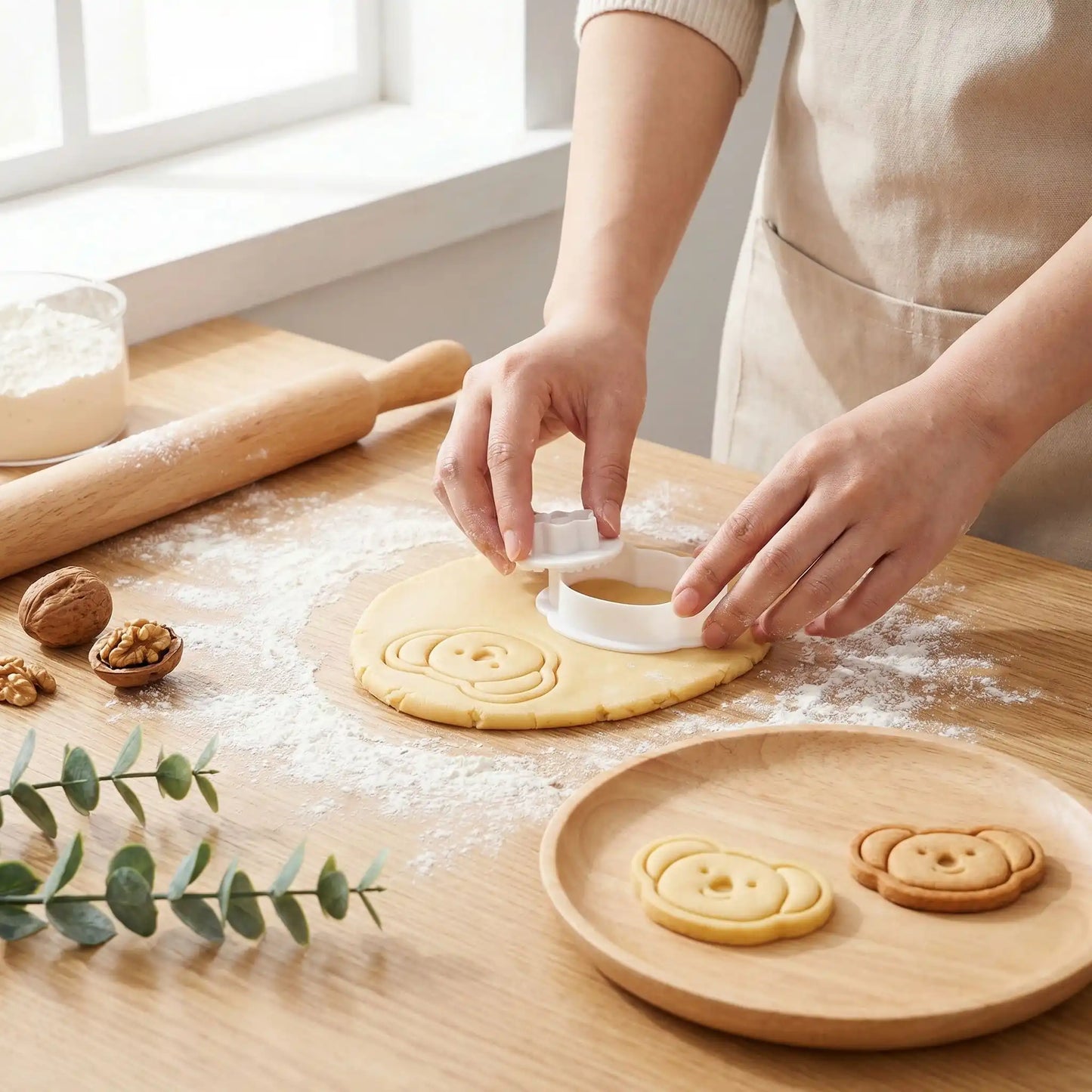 femme utilisant Emporte piece patisserie panda sur pate biscuit