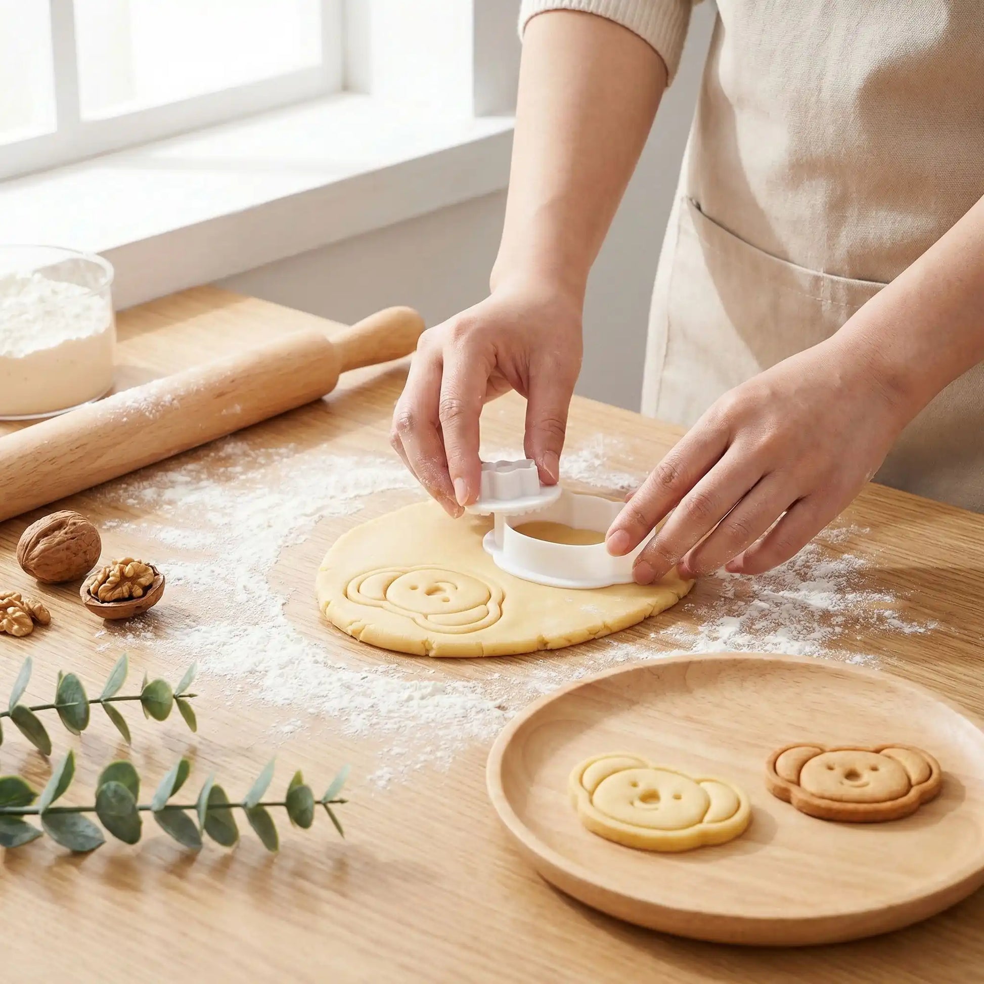 femme utilisant Emporte piece patisserie panda sur pate biscuit