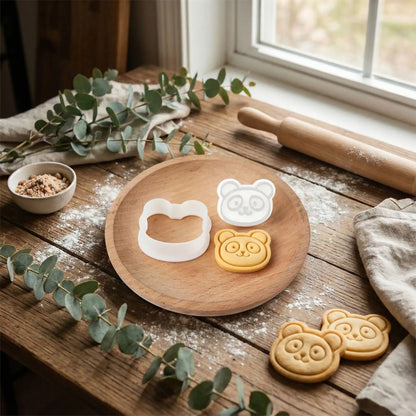 Emporte piece patisserie panda avec biscuit dans assiette