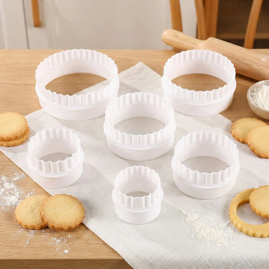 Emporte pieces ronds sur table en bois avec biscuit rond