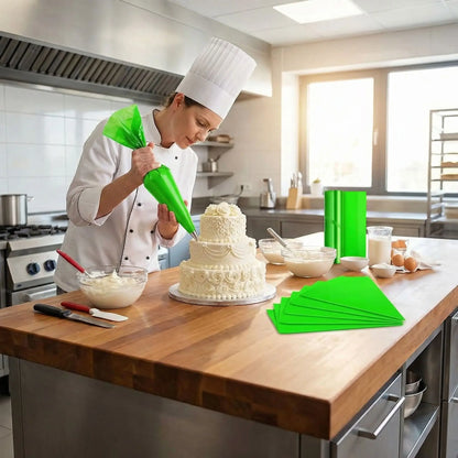 Pâtissière décorant un gâteau avec Poche à douille jetable