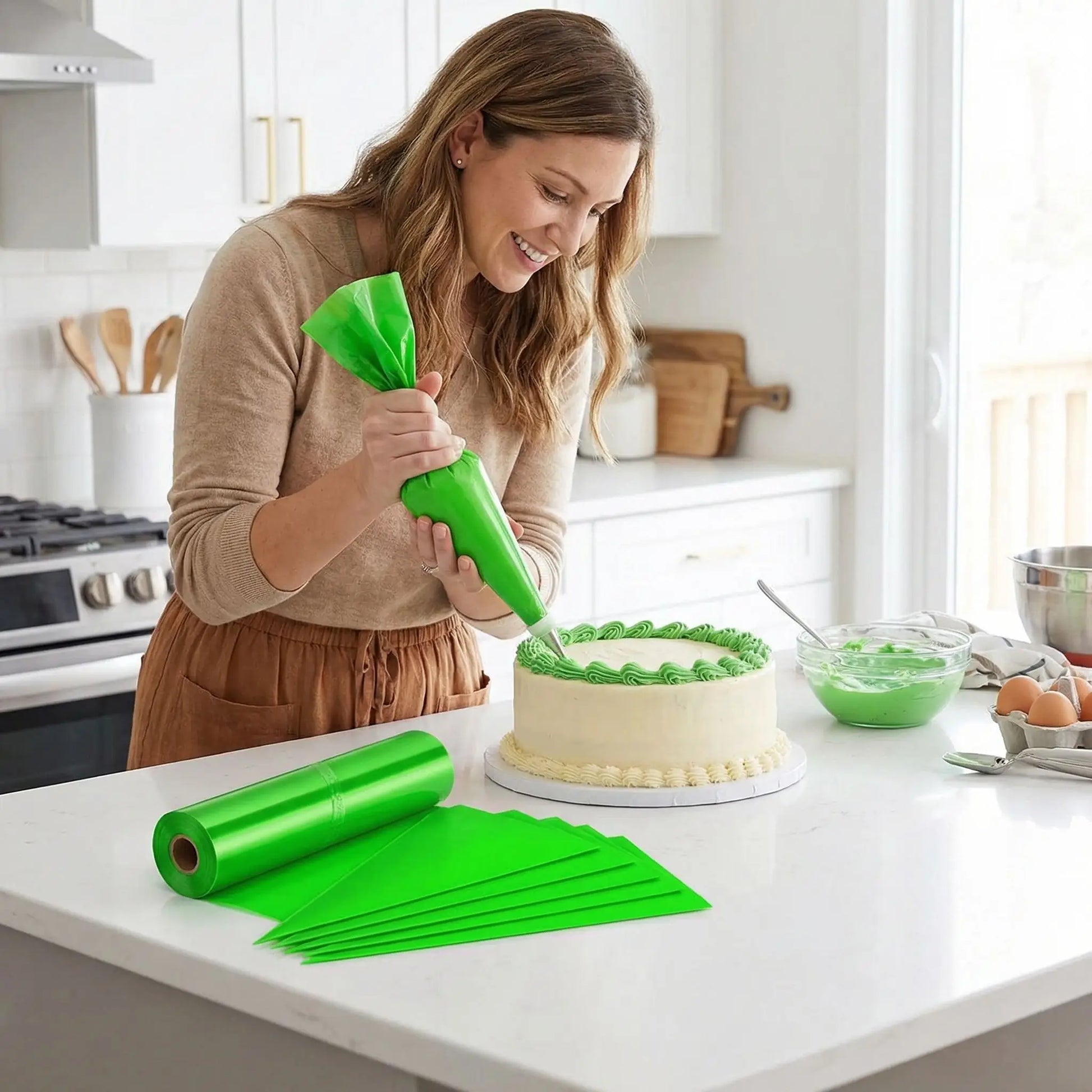 Femme décorant gâteau avec Poche à douille jetable