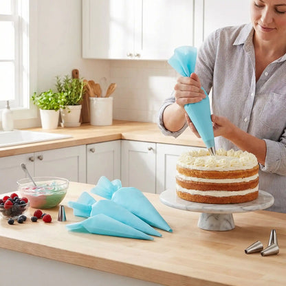 Femme décorant gâteau avec Poche à douille professionnelle réutilisable