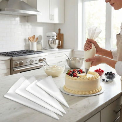 Femme décorant gâteau avec Poche à douille professionnelle réutilisable
