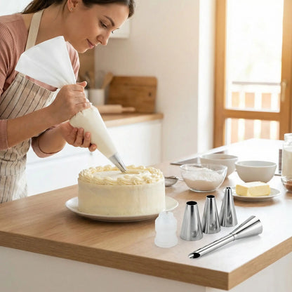 Femme décorant gâteau avec Poche a douille et embout