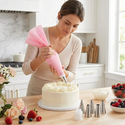 Femme décorant un gâteau avec Poche a douille et embout