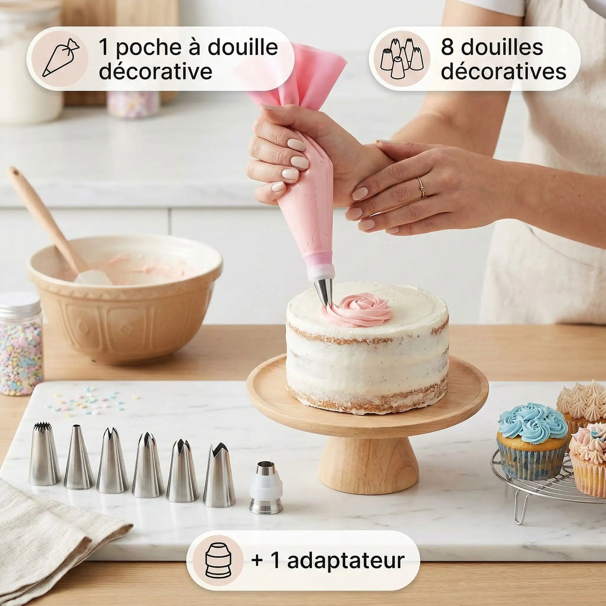 Femme décorant gâteau avec Poche a douille et embout