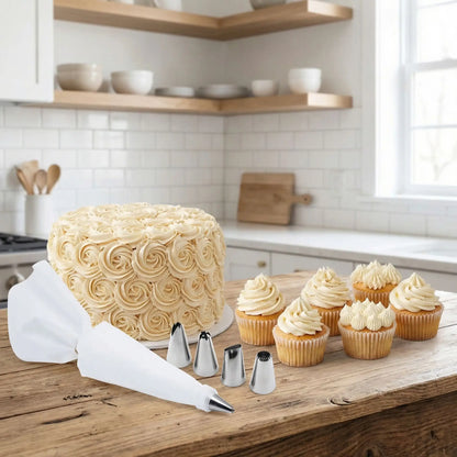 Poche a douille et embout avec pâtisserie sur table 