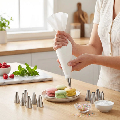 Femme décorant macaron avec Poche a douille et embout