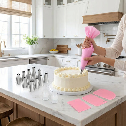 Femme décorant cake avec Kit Pâtisserie Professionnel