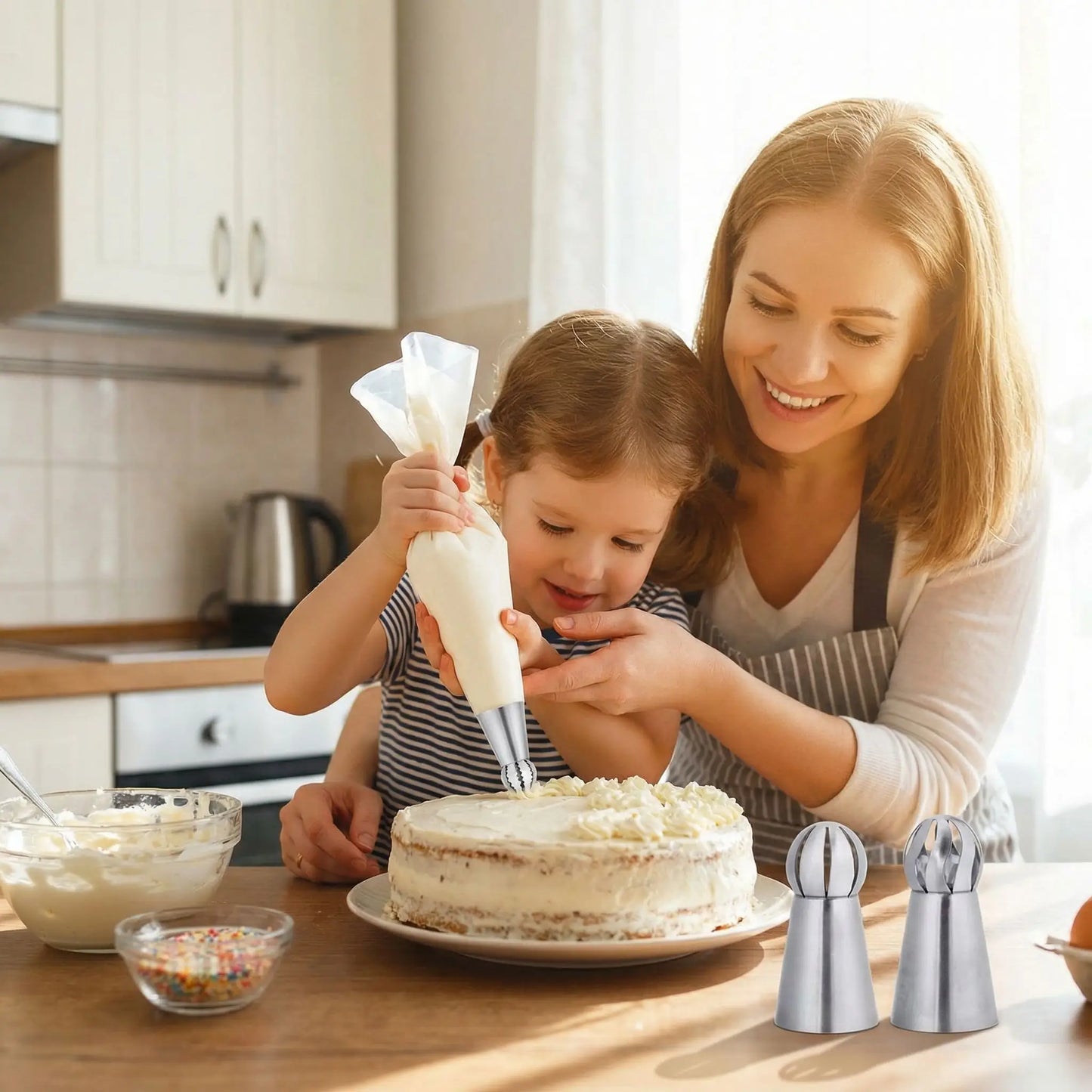 Femme et enfant décorant cake avec Douille patisserie sphérique