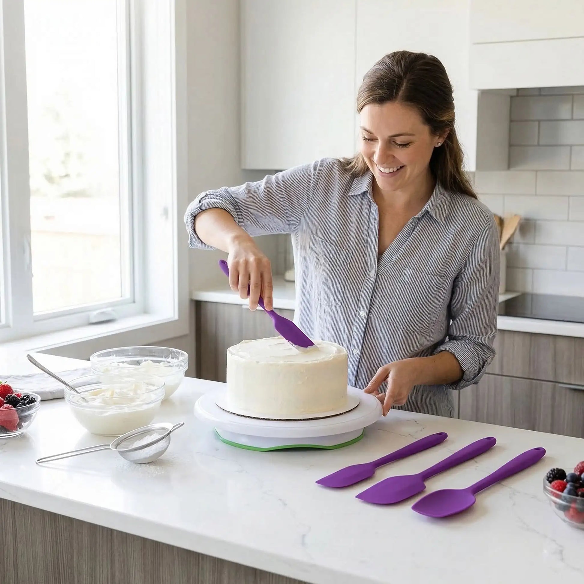 Femme décore cake avec Spatule à Patisserie 