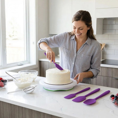Femme décore cake avec Spatule à Patisserie 