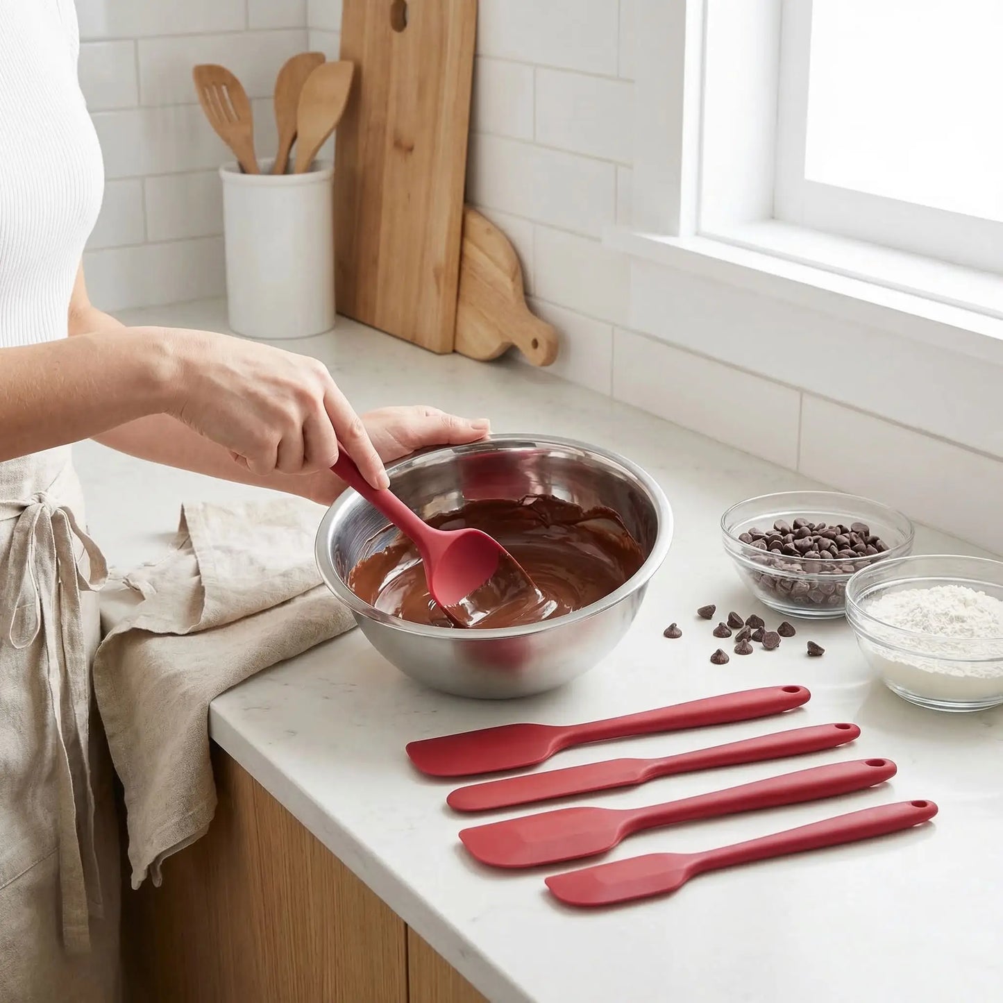 Femme mélange chocolat dans bol avec Spatule à Patisserie