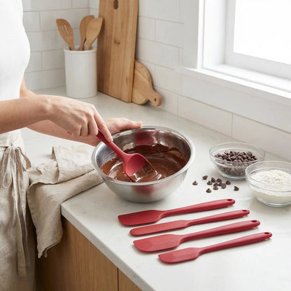 Femme mélange chocolat dans bol avec Spatule à Patisserie