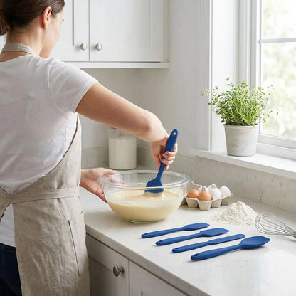Femme mélange pate pâtisserie dans bol avec Spatule à Patisserie