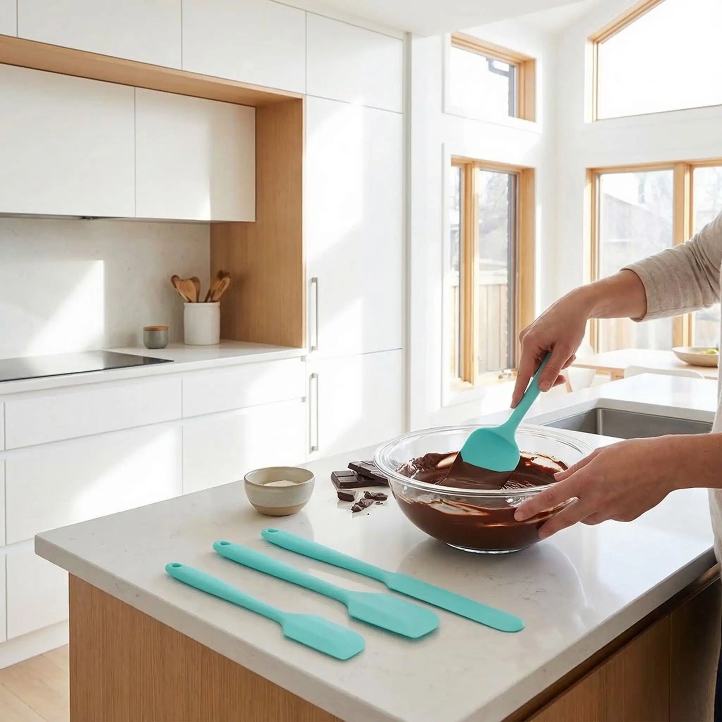 Femme mélange chocolat dans bol transparent avec Spatule à Patisserie