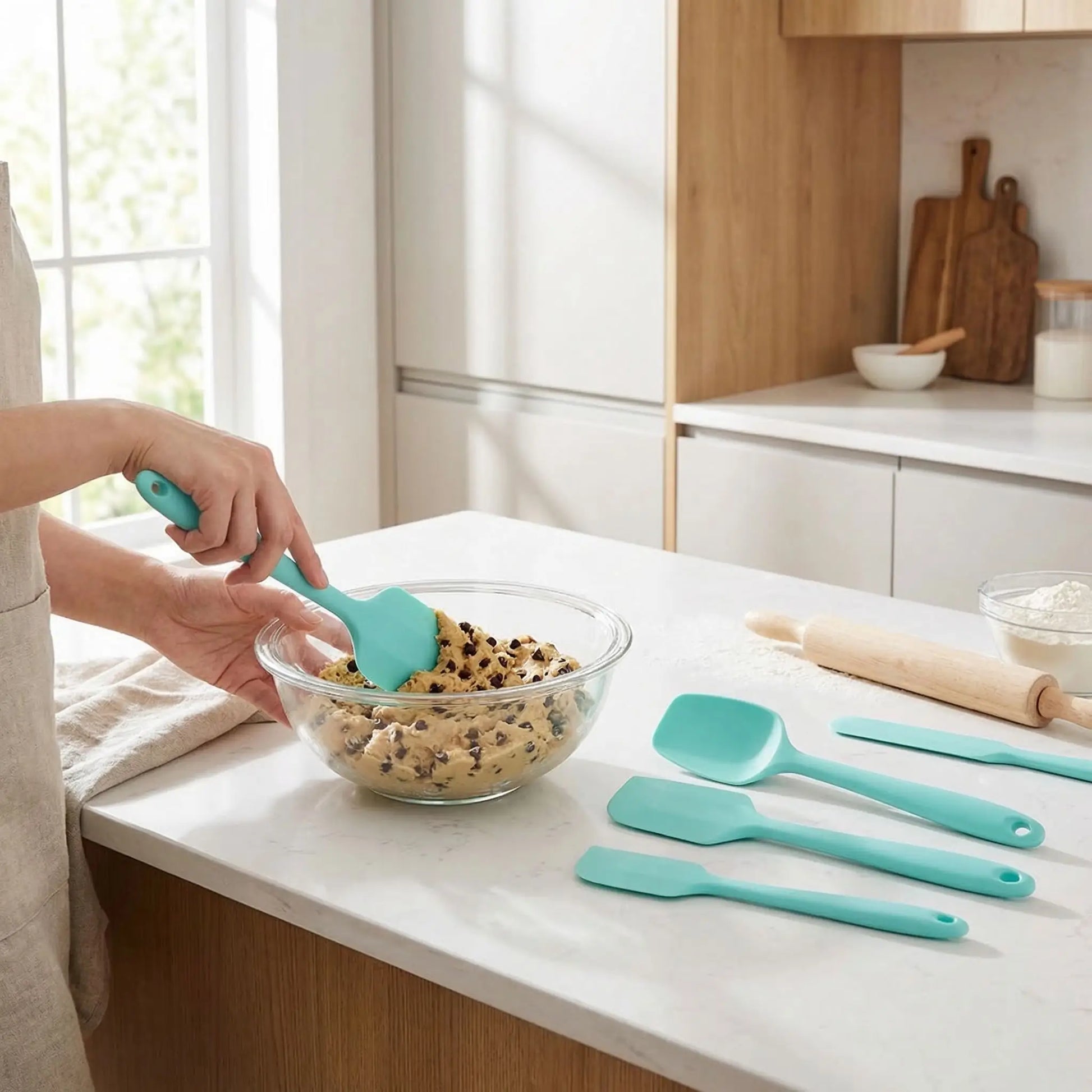 Femme mélange pate à cookie avec Spatule à Patisserie