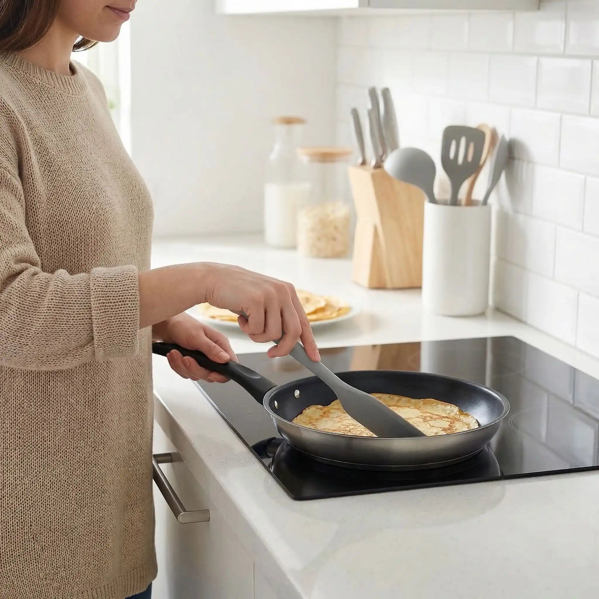 Cuisson crêpes avec Spatule à Patisserie couleur gris
