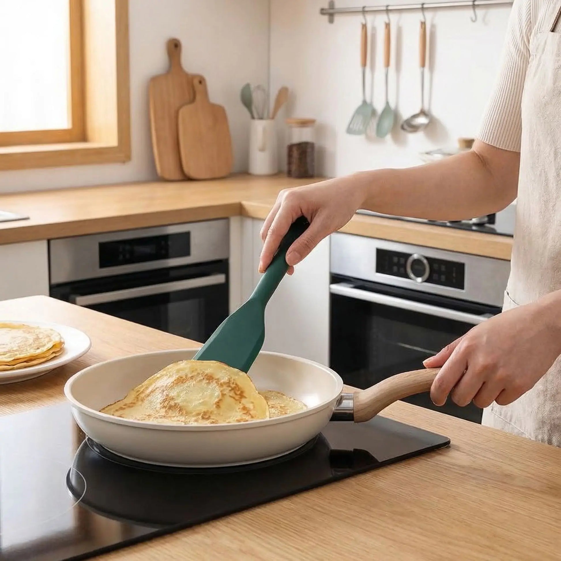 Cuisson crêpe avec Spatule à Patisserie couleur vert sapin