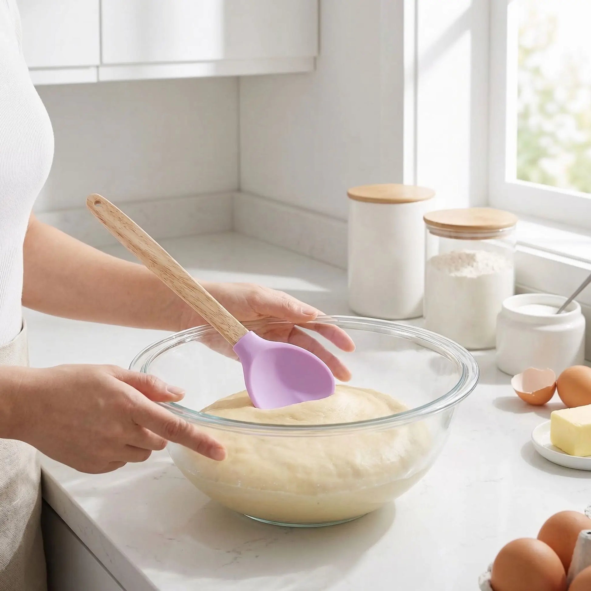 mélange pate pâtisserie avec Spatules en silicone forme coeur 