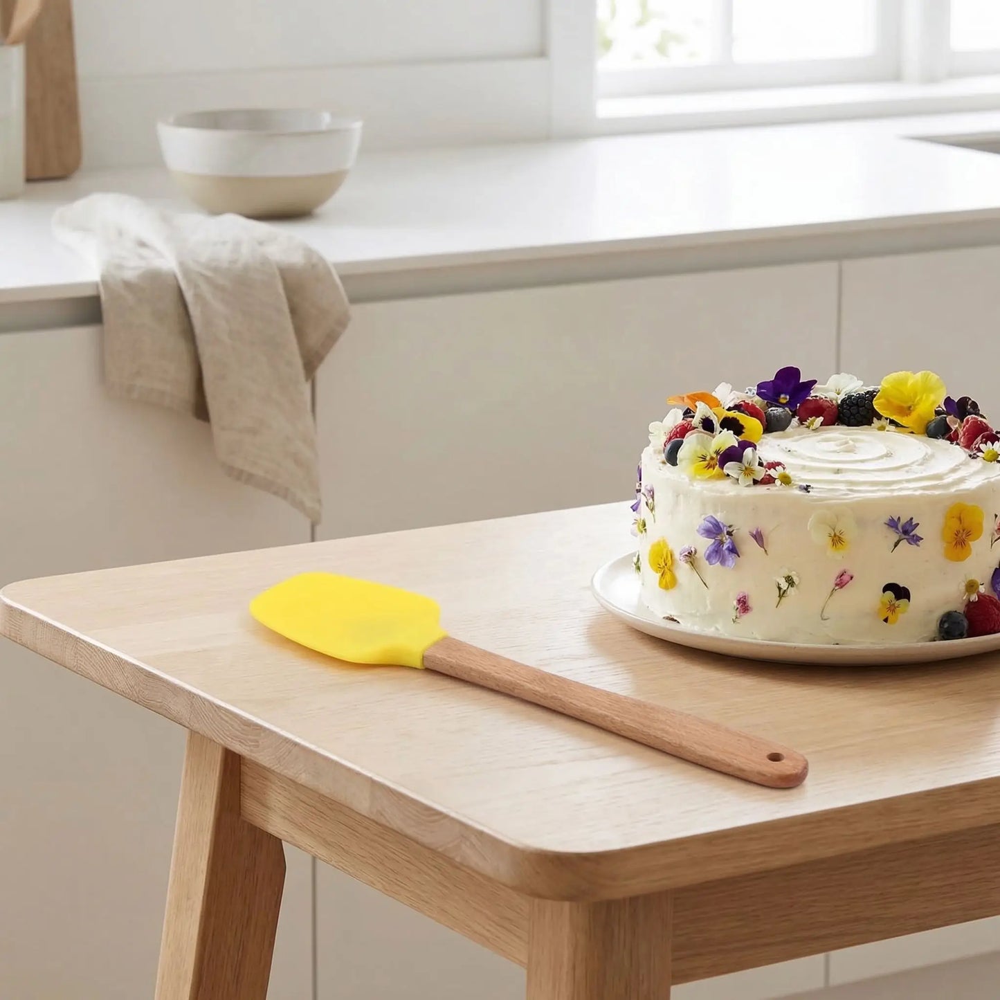 Spatule Silicone - Manche en bois avec Silicone jaune | PetitChef™