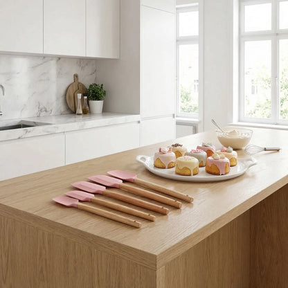 Spatule patisserie posé à plat sur table de cuisine