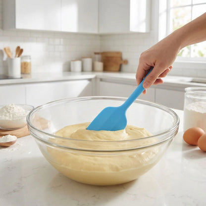 Mélange pâte patisserie avec Spatule patisserie