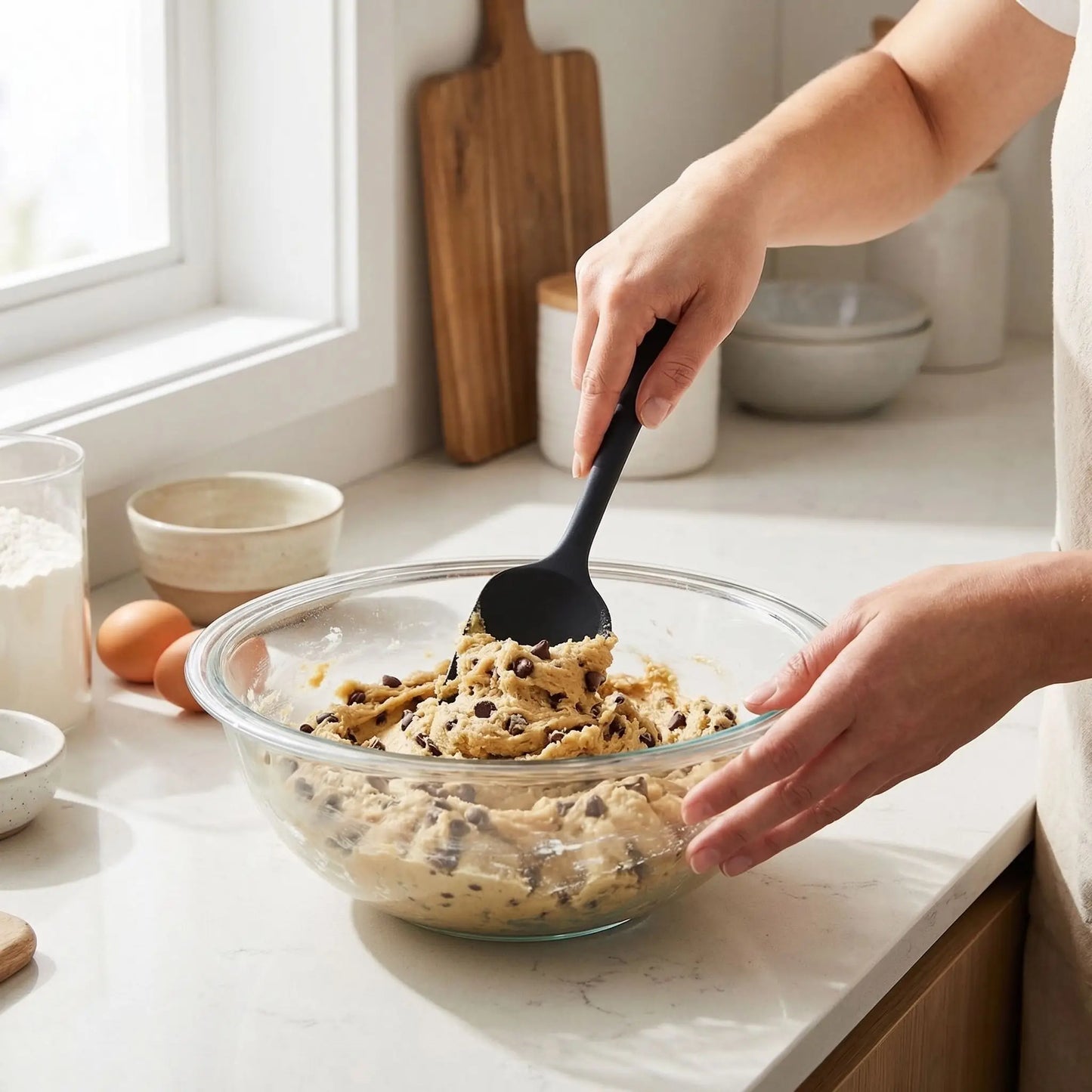 Mélange pâte cookie avec Spatule patisserie couleur noir