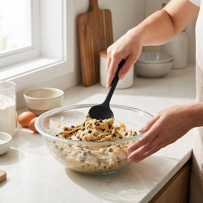Mélange pâte cookie avec Spatule patisserie couleur noir